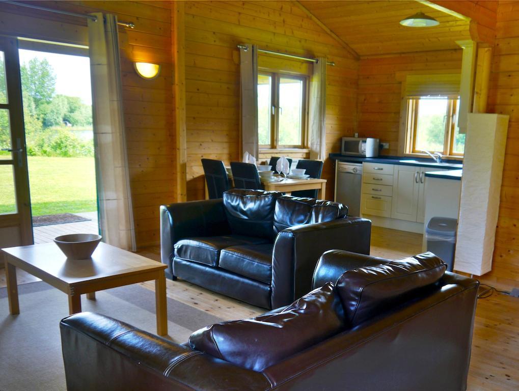 סאות' סרני Lake Pochard Holiday Lodges חדר תמונה