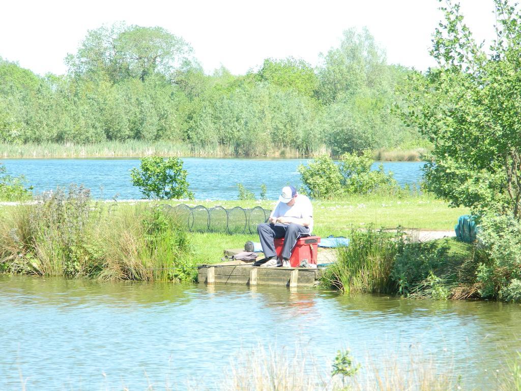 סאות' סרני Lake Pochard Holiday Lodges חדר תמונה